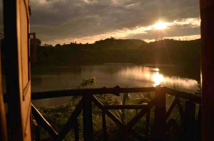 Dave The Cave Eco Lodge And Cultural Campsite Rubirizi エクステリア 写真
